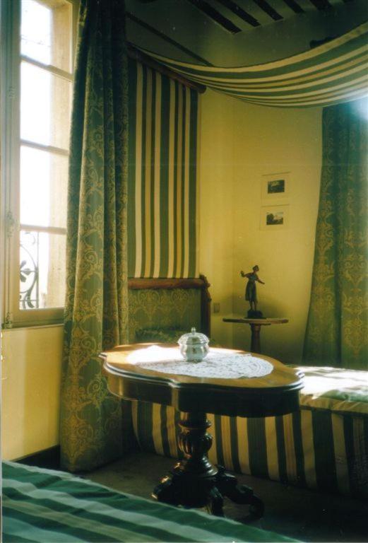 Bize De La Tour Bed & Breakfast Saint-Bonnet-du-Gard Ruang foto