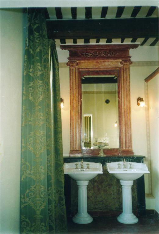 Bize De La Tour Bed & Breakfast Saint-Bonnet-du-Gard Ruang foto